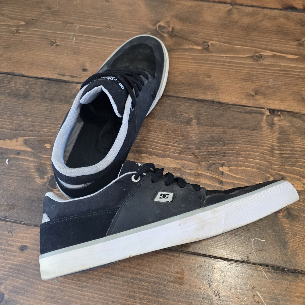 DC Black and White Skate Sneakers with Sleek Design